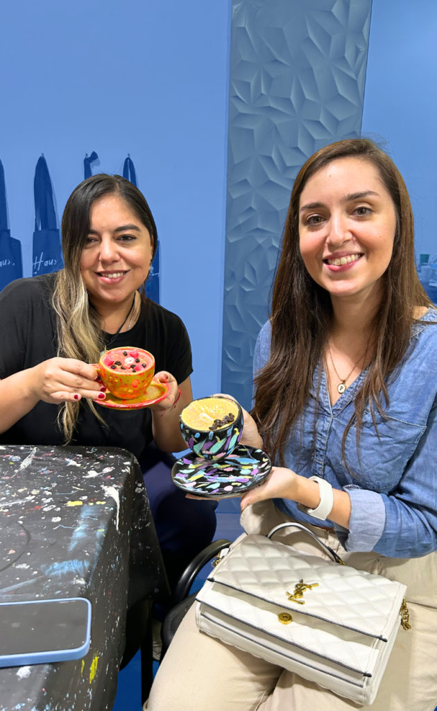 Dos clientas felices de participar en un taller de ArtHaus