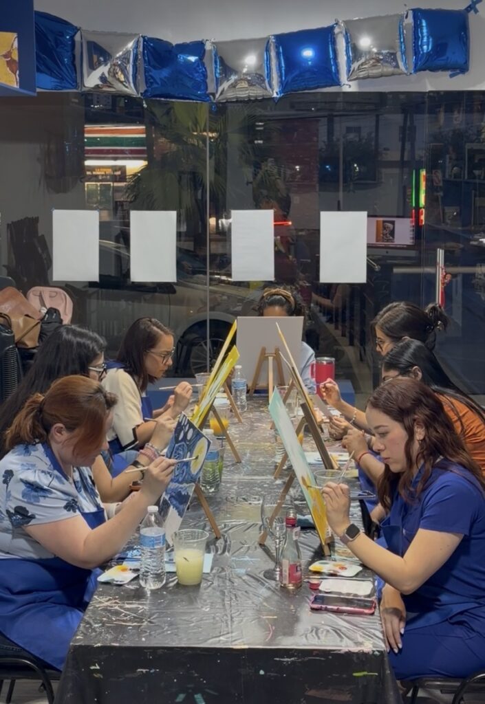 Personas participando en taller de arte en ArtHaus Monterrey con temática especial