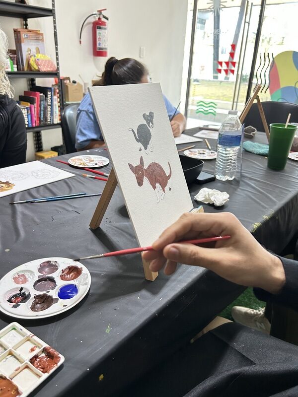 Bastidor sobre mesa con pinturas acrílicas en ArtHaus Monterrey